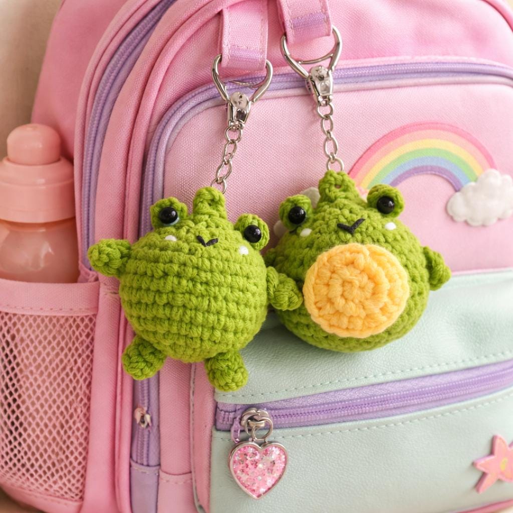 Crochet Frog Plush Keychain, Handmade Amigurumi Frog Pair Cute Desk Decor Gift for Kids Frog Lovers Funny Animal Toy Nursery Decor